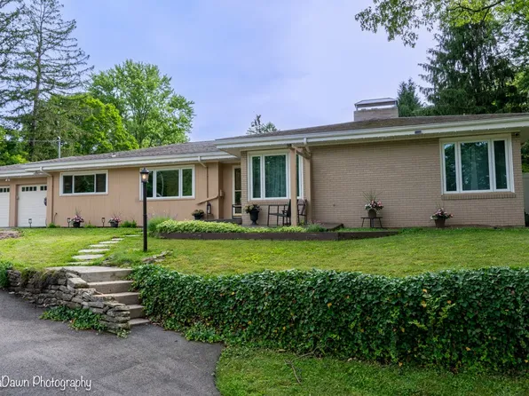 8 Windycrest Dr, Beaver Falls, PA 15010