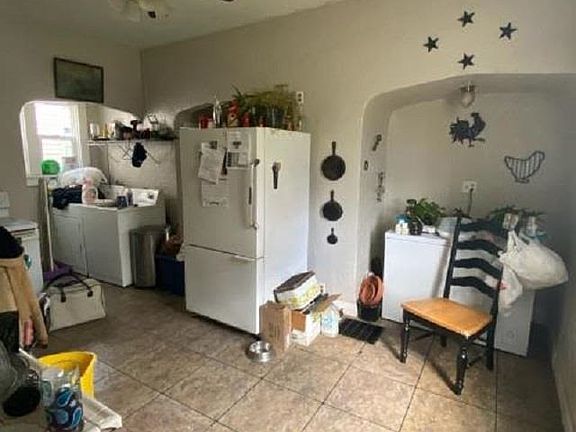 3rd image of 208 Pearl St