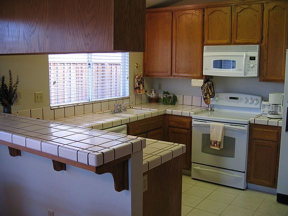 Kitchen w/Brkfst Bar for 3!