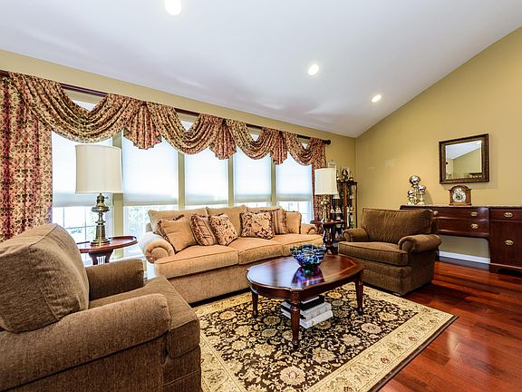 2nd image of 205 Palo Alto Dr #5