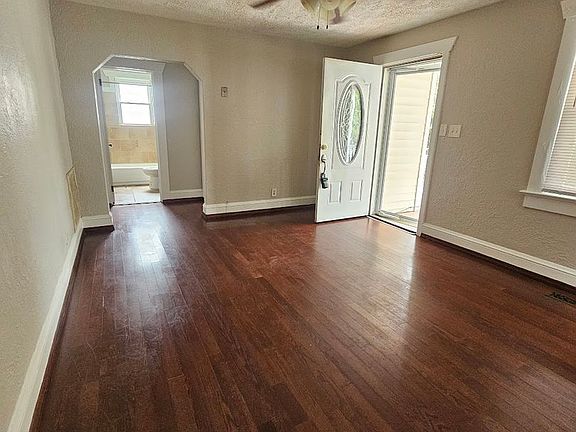 5th image of 2904 Peronne Ave