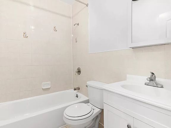 4th image of 33 E 51st St