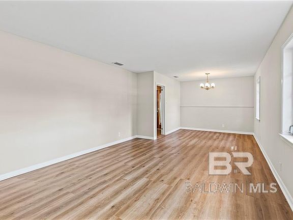 3rd image of 1004 Heidi St