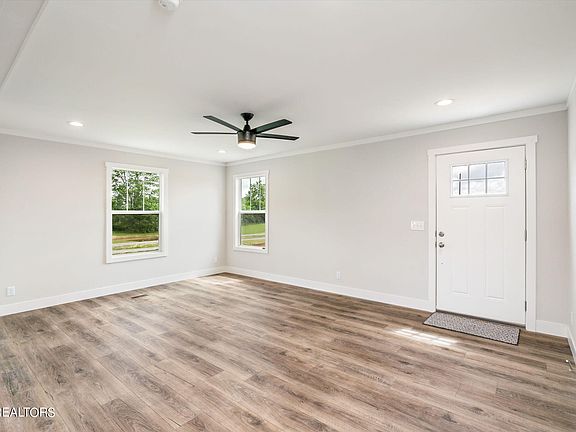 5th image of 490 Greenbriar Rd