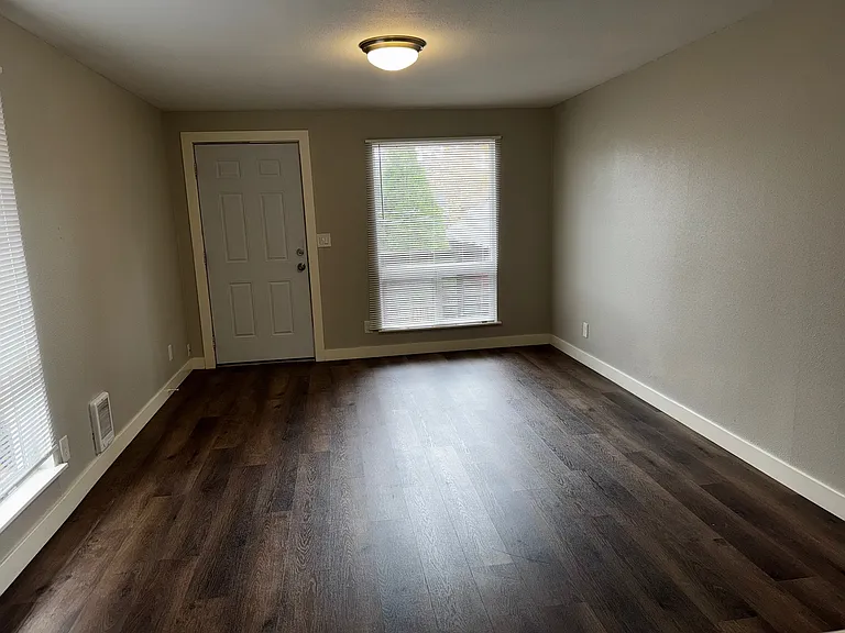 923-923 SW Holden St #6 — Photo 3