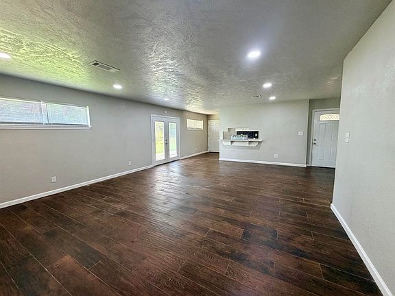 4th image of 121 Glynn St