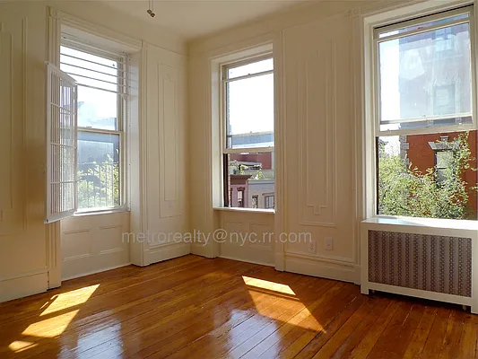 Rented by Metro Realty NY Inc | media 10