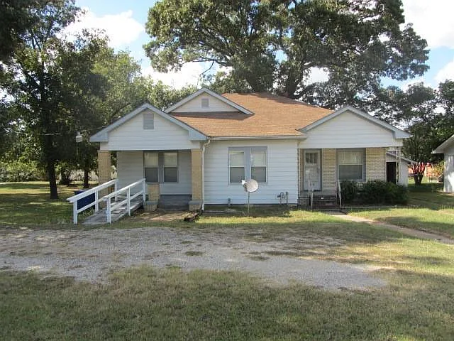 4 bed, 2.0 bath, 2009 sqft, $1,650 — Photo 1