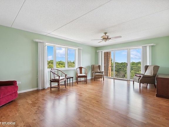 3rd image of 6815 N Milwaukee Ave APT 610