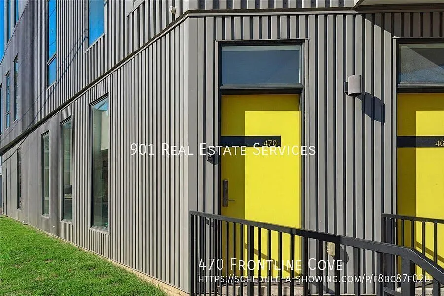 Designer Downtown Townhome with Garage — Photo 4