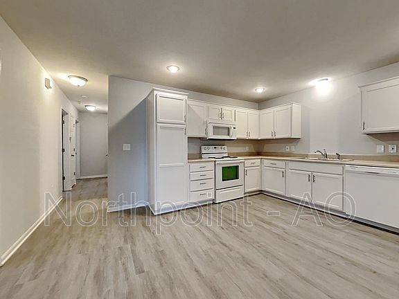 3rd image of 414 NW Woodbury Dr