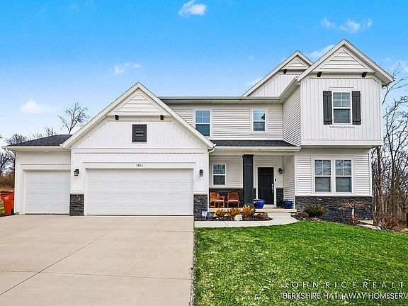 3rd image of 1584 Wales Dr SE
