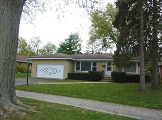 3 W Hiawatha Trl, Mount Prospect, IL 60056
