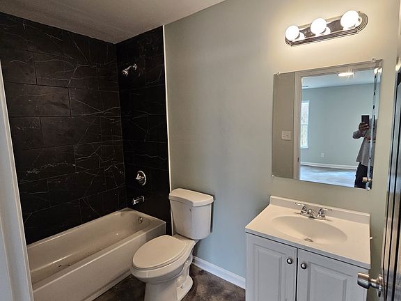 3rd image of 2820 Arlington Ave