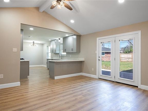 5th image of 533 Chatsworth Dr