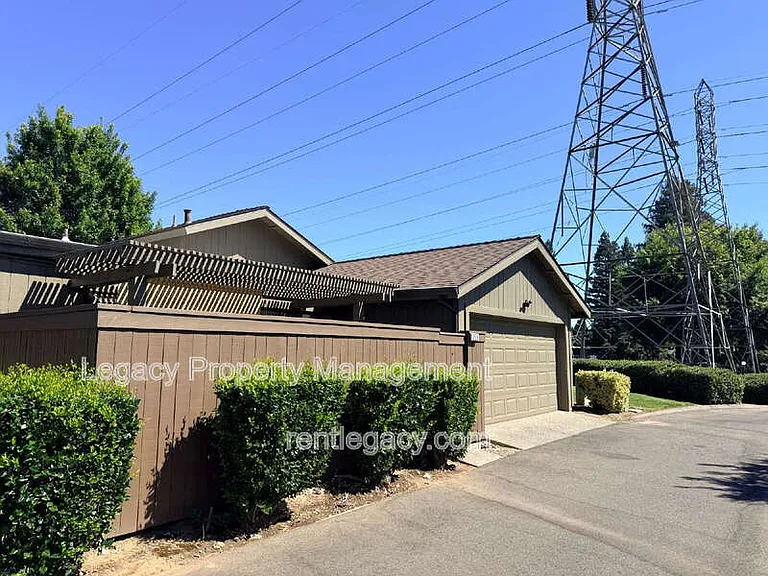 255 Munroe St — Photo 3