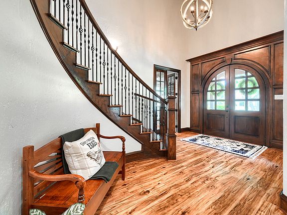 5th image of 465 Equestrian Dr