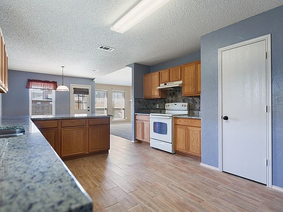 4th image of 824 Meadowlark Dr