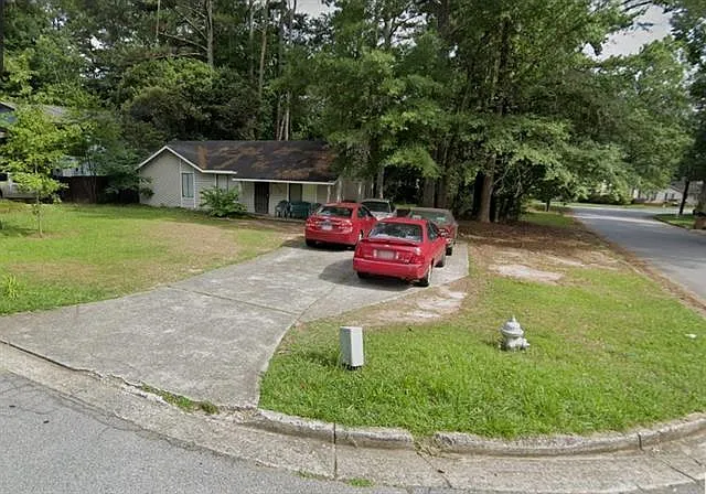222 Peartree Ln — Photo 2