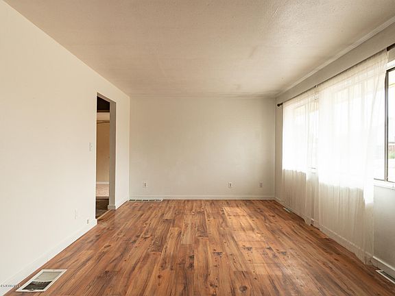 5th image of 901 N Gladeview Dr
