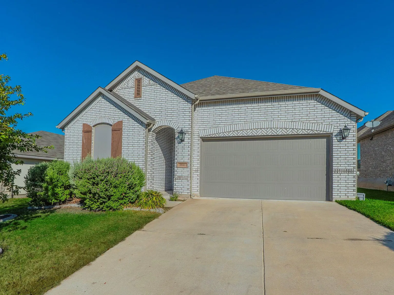 3 bed, 2.0 bath, 1847 sqft, $1,999 — Photo 2