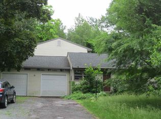 8 Lacy Ln, Albany, NY 12211