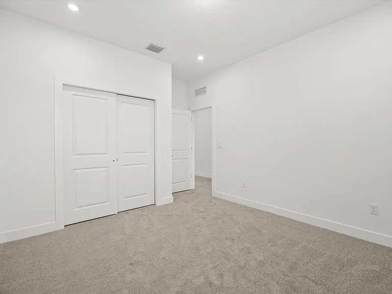 890 SW Newfield Pkwy — Photo 29
