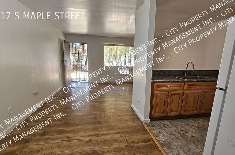 1317 S Maple St — Photo 2