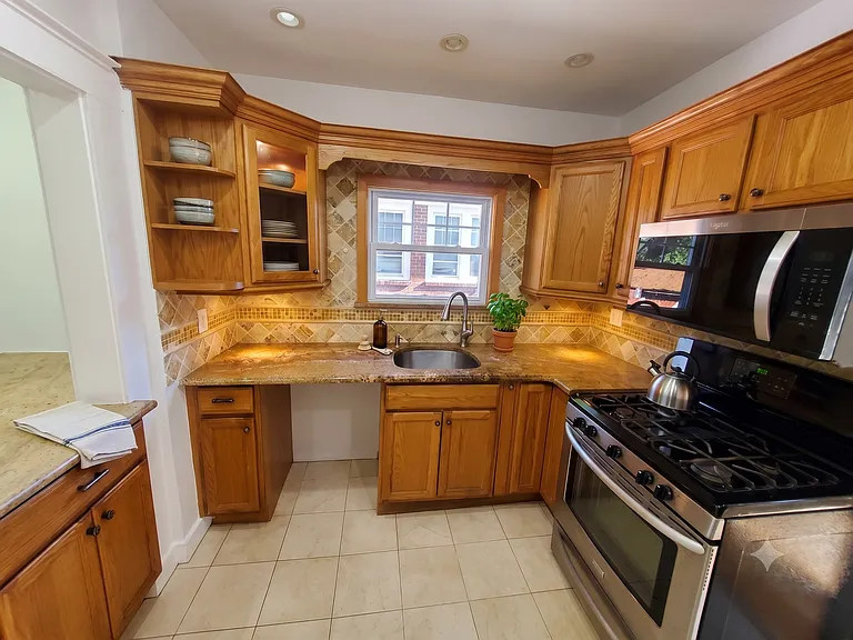 400 Thompson Ave — Photo 4