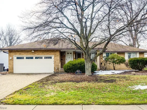 1196 N Skyline Dr, Seven Hills, OH 44131