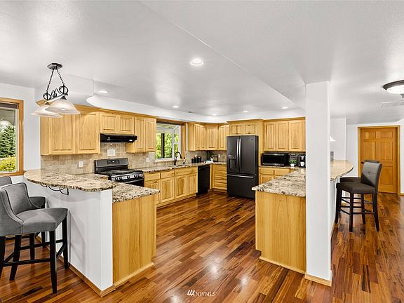  Dual walk-up bars for entertaining to your heart's content.