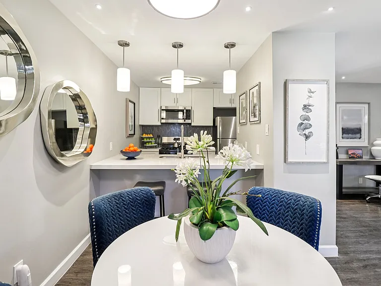The Ashley at Bluffview Apartments — Photo 9