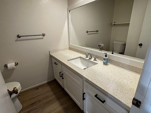 Downstairs bathroom (1/2 bath)