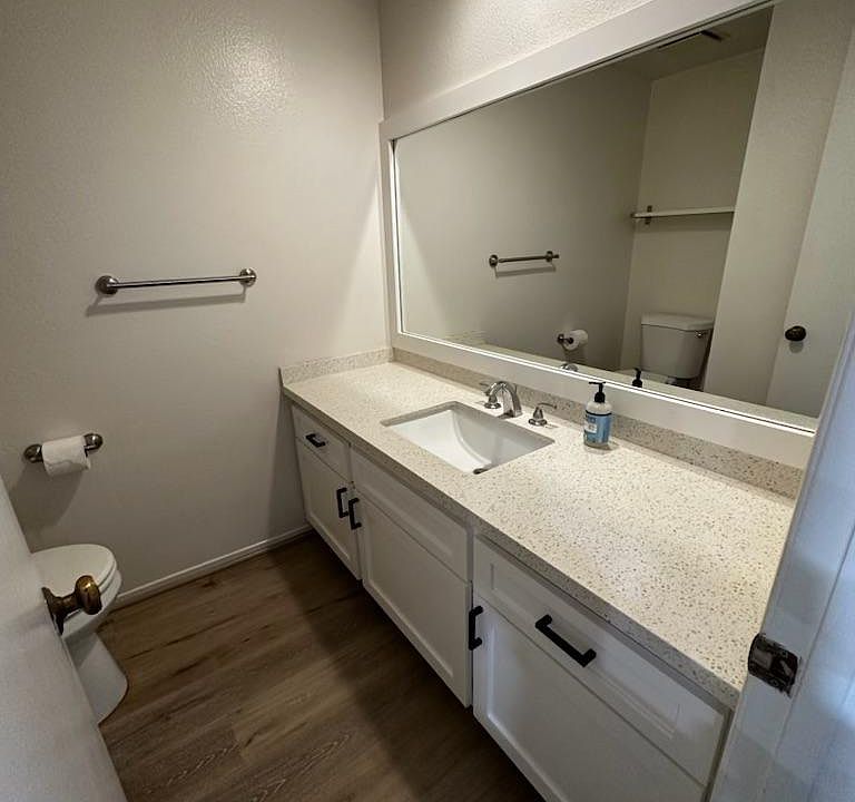 Downstairs bathroom (1/2 bath)