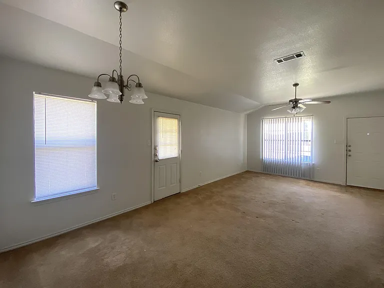 2802 Ashley Dr — Photo 2