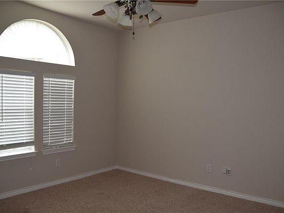 4th image of 1049 Estates Dr