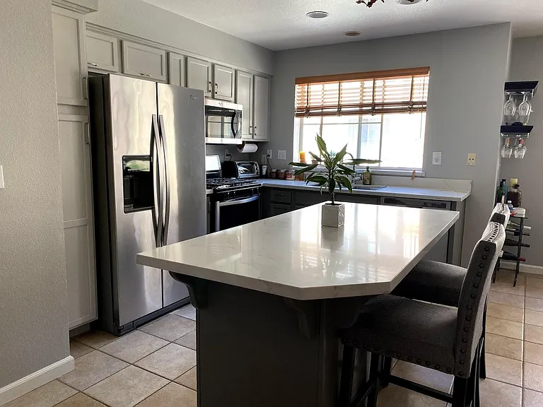 Quartz kitchen island and countertops