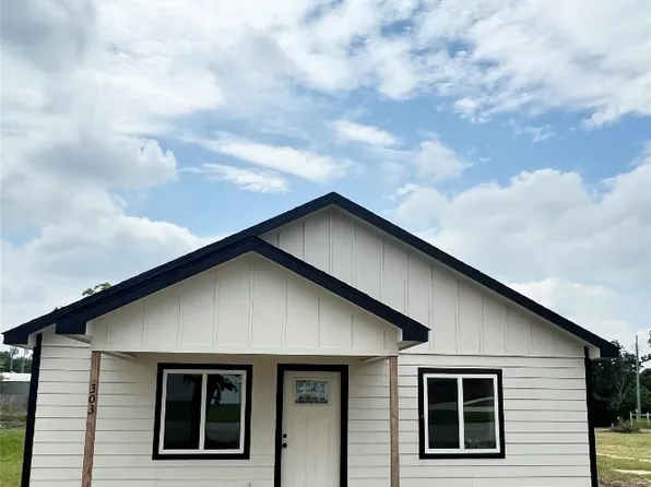 303 Ussery St, Bowie, TX 76230