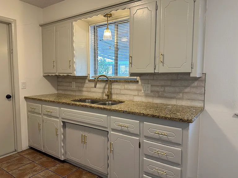817 NW 9th St — Photo 8