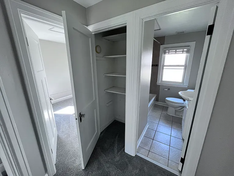 85 Royal Pkwy W — Photo 16