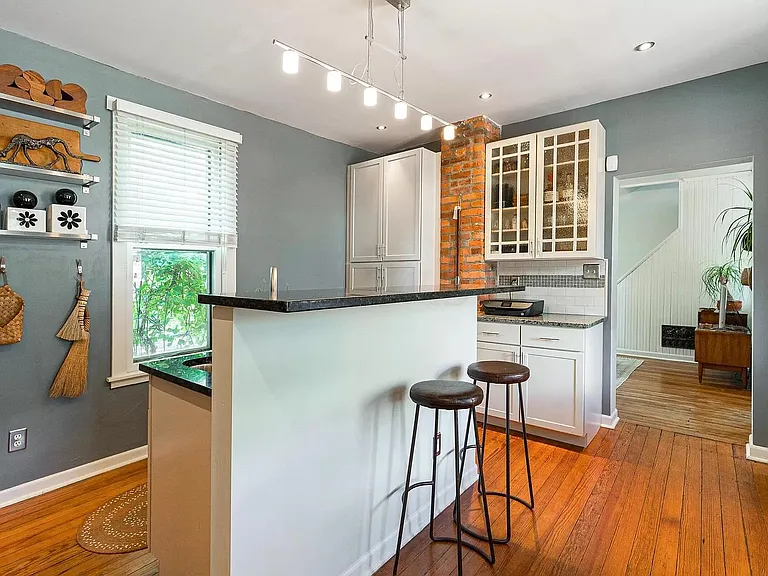 329 Jackson St — Photo 4