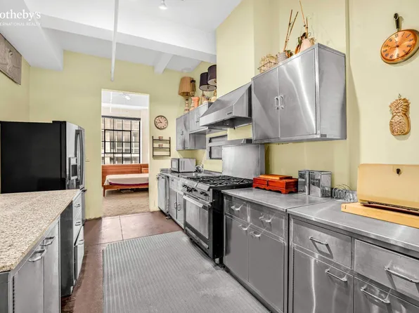 335 West 38th Street image 4 of 11