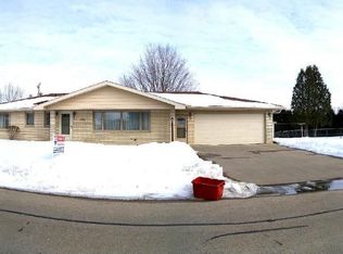 2408 Briarwood Dr, Dubuque, IA 52002
