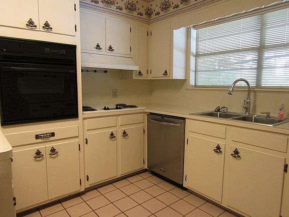 5th image of 206 E Freddye Ave