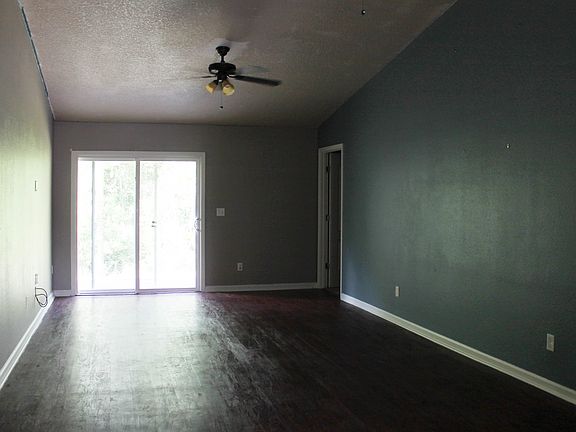 4th image of 399 W New England Dr