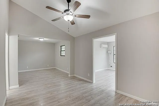 157 W Wildwood — Photo 5