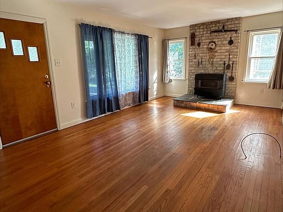 5th image of 827 Lewisberry Rd