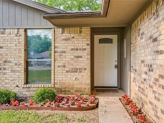 3rd image of 307 Oakwood Cir
