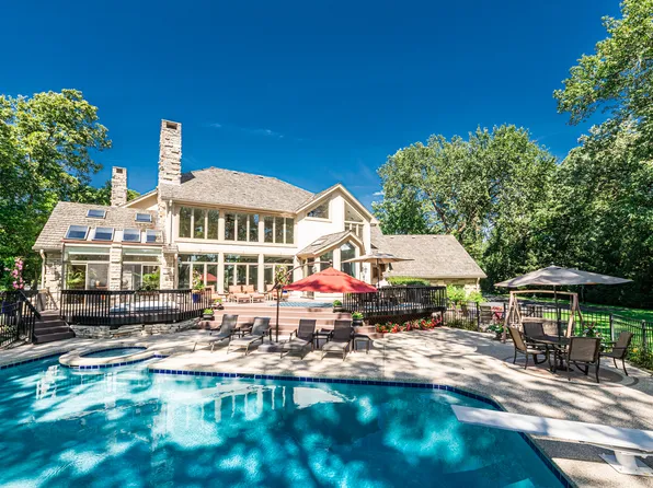 21 Hidden Brook Dr, North Barrington, IL 60010