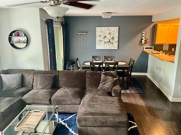 3rd image of 4003 Robin Hood Ln